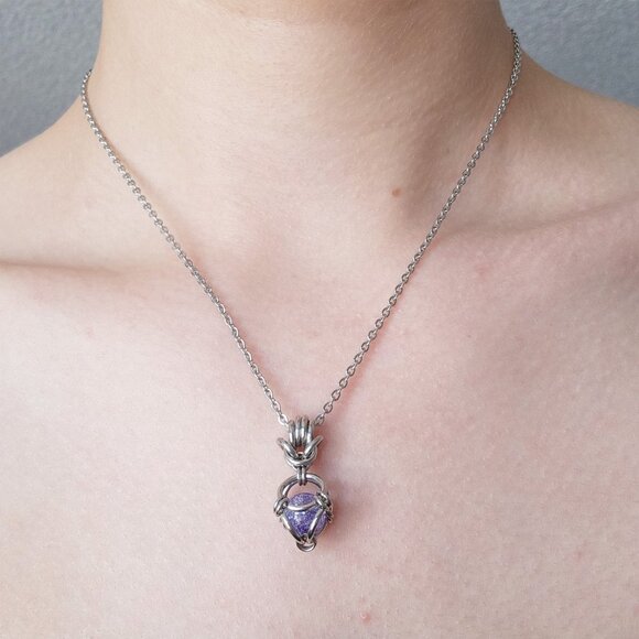 Whimsical fairy silver and purple pearl chainmail necklace - Picture 4 of 7